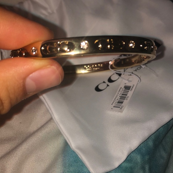 coach gold hinge bracelet - Picture 4 of 7